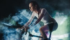 femme sur un vélo de RPM en studio de bike