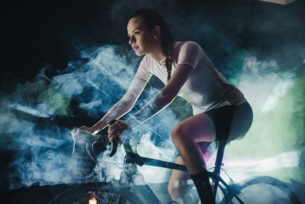 femme sur un vélo de RPM en studio de bike