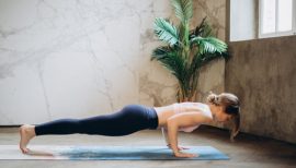 femme faisant la planche face au sol sur tapis de gym