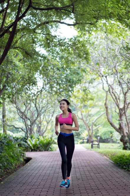 femme en plein running dans les bois