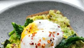 tartine guacamole et oeuf mollet