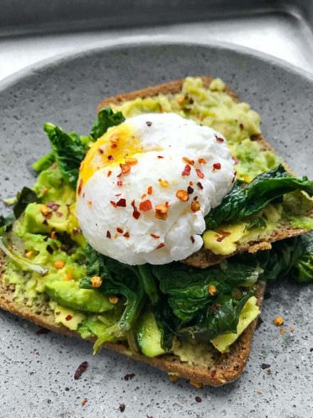 tartine guacamole et oeuf mollet