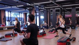 cours collectif fitness avec femmes en train de faire des fentes