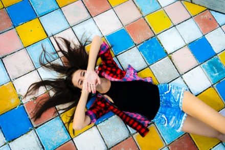 femme étendu sur un sol carrelé en couleurs