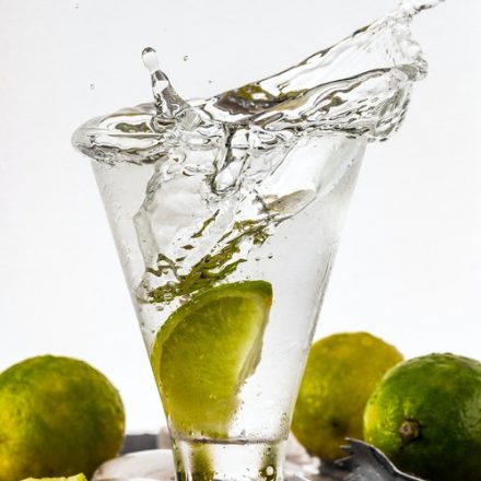 verre à cocktail avec citron verre et eau qui bouge