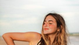 jeune femme souriante au soleil et top coloré