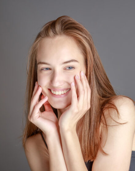 jolie jeune femme qui sourit