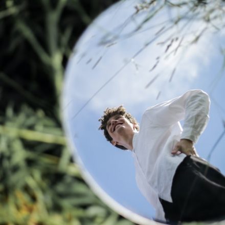 reflet d'un jeune homme qui se regarde