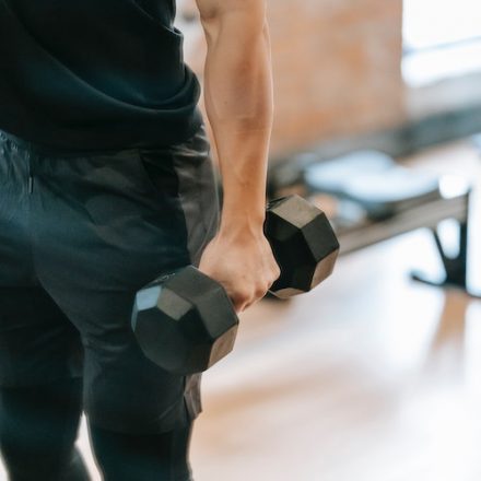 sportif tenant un haltère dans sa main