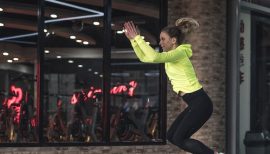 femme sautant sur un cube de crossfit