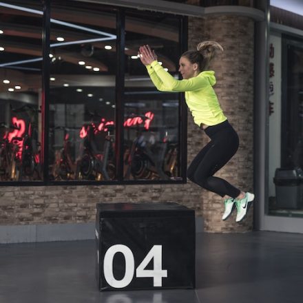 femme sautant sur un cube de crossfit