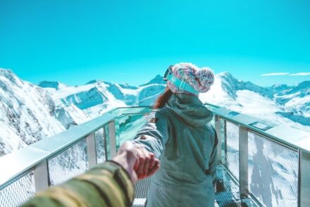 couple qui arrive aux sport d'hiver montagne