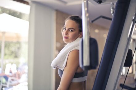 femme au sport souriante