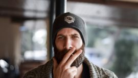 homme à bonnet en train de fumer