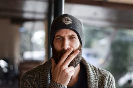 homme à bonnet en train de fumer