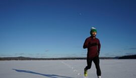 homme courant dans la neige