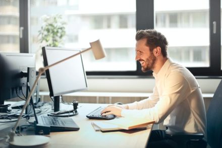 homme au bureau derrière son ordinateur