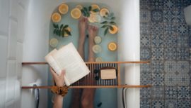 femme lisant dans son bain