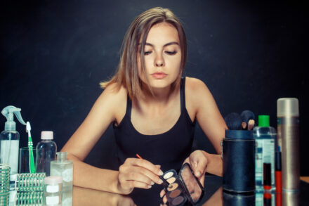 femme en tenue de sport en pleine séance de make up