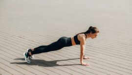 femme en train de faire la planche (gainage)