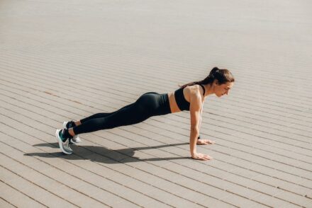 femme en train de faire la planche (gainage)