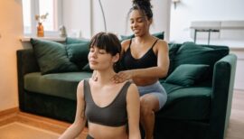 deux femmes sportives en train de se masser