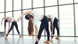 femme en cours collectif de yoga