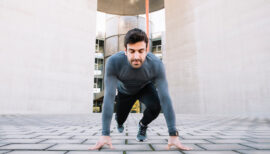 homme réalisant des mountain climbers