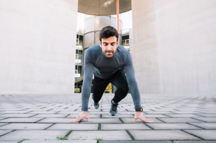 homme réalisant des mountain climbers