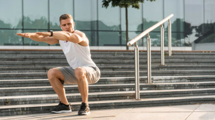 homme faisant des squats en outdoor