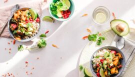 plats healthy sur table blanche