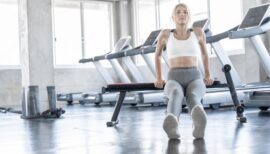 femme faisant des dips pour muscler ses triceps