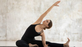 femme faisant des exercices de stretching