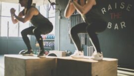 femmes faisant des squats sur un cube