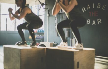 femmes faisant des squats sur un cube