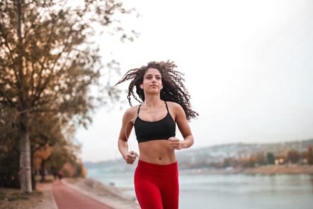 femme s'adonnant à la course à pied en outdoor