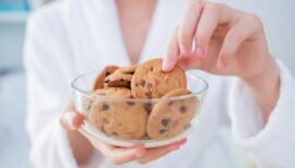 femme prenant un cookie dans un bol