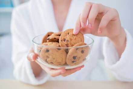 femme prenant un cookie dans un bol