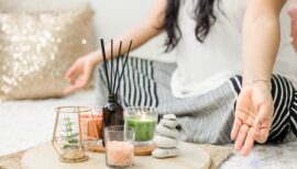 femme devant un plateau de bois dans une ambiance feng shui