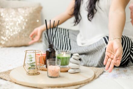 femme devant un plateau de bois dans une ambiance feng shui