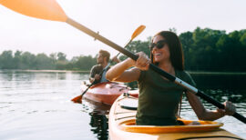 Couple faisant du kayak sur un lac en souriant