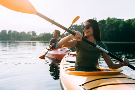 Couple faisant du kayak sur un lac en souriant