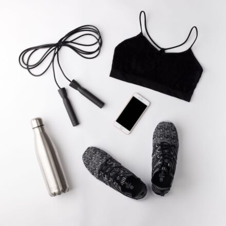 accessoires de sport (gourde, corde à sauter, brassière, baskets...)