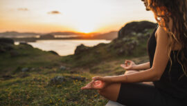 femme en montagne réalisant une posture de yoga