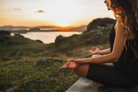 femme en montagne réalisant une posture de yoga