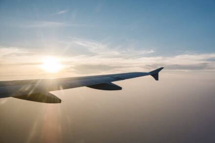 vue à travers le hublot d'un avion en vol