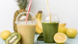 smoothies au kiwi et au citron agrémentés de banane, d'ananas et d'un légume vert