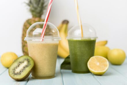 smoothies au kiwi et au citron agrémentés de banane, d'ananas et d'un légume vert