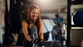 jeune femme sportive heureuse se prépare pour sa séance d'entrainement