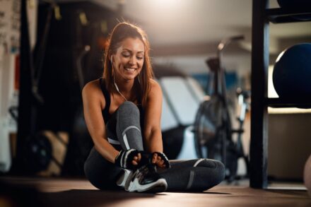 jeune femme sportive heureuse se prépare pour sa séance d'entrainement